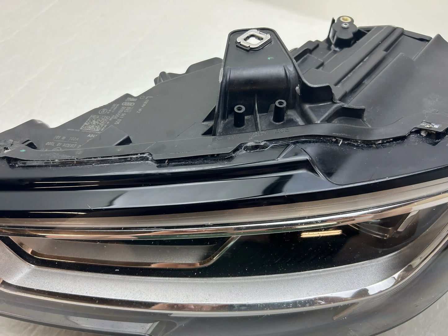 FRONTSCHEINWERFER LINKS VORNE 8V0941035