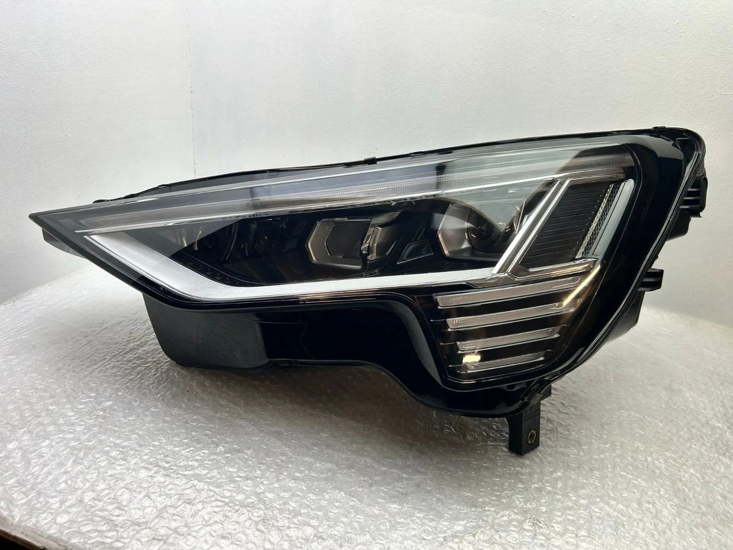Original Audi e-tron LED Scheinwerfer links 4KE941039D