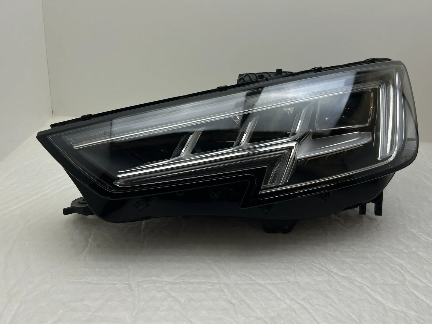 Original Audi A4 B9 8W Matrix LED Scheinwerfer links 8W0941783