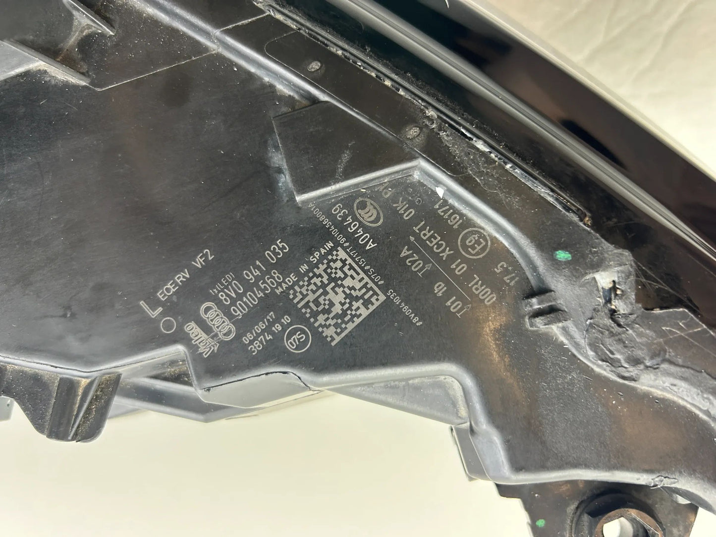 FRONTSCHEINWERFER LINKS VORNE 8V0941035