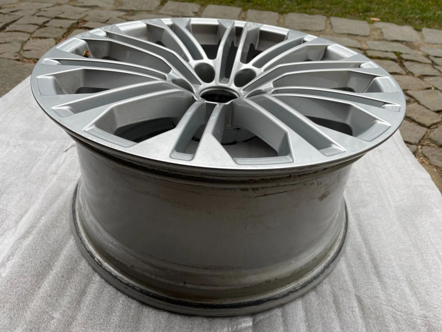 1x Audi A4 A5 B9 8W 8.5Jx18 Zoll ET29 / 8W0601025AJ