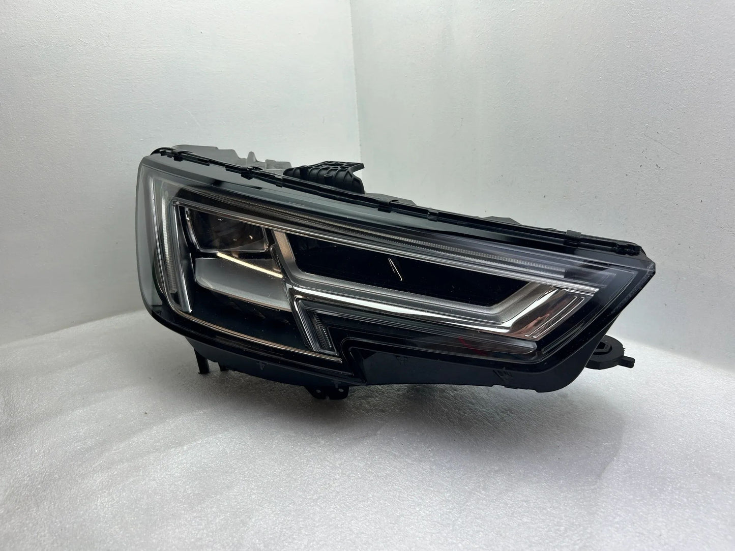 Original Audi A4 8W B9 LED Scheinwerfer rechts 8W0941034