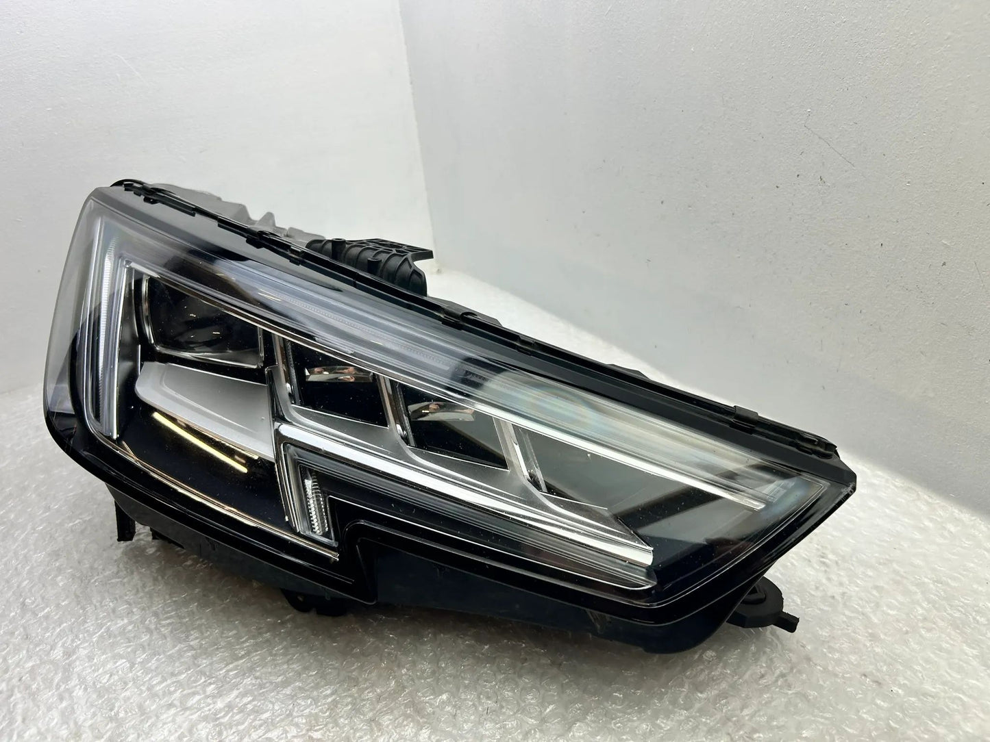 Original Audi A4 B9 8W LED Scheinwerfer rechts 8W0941784