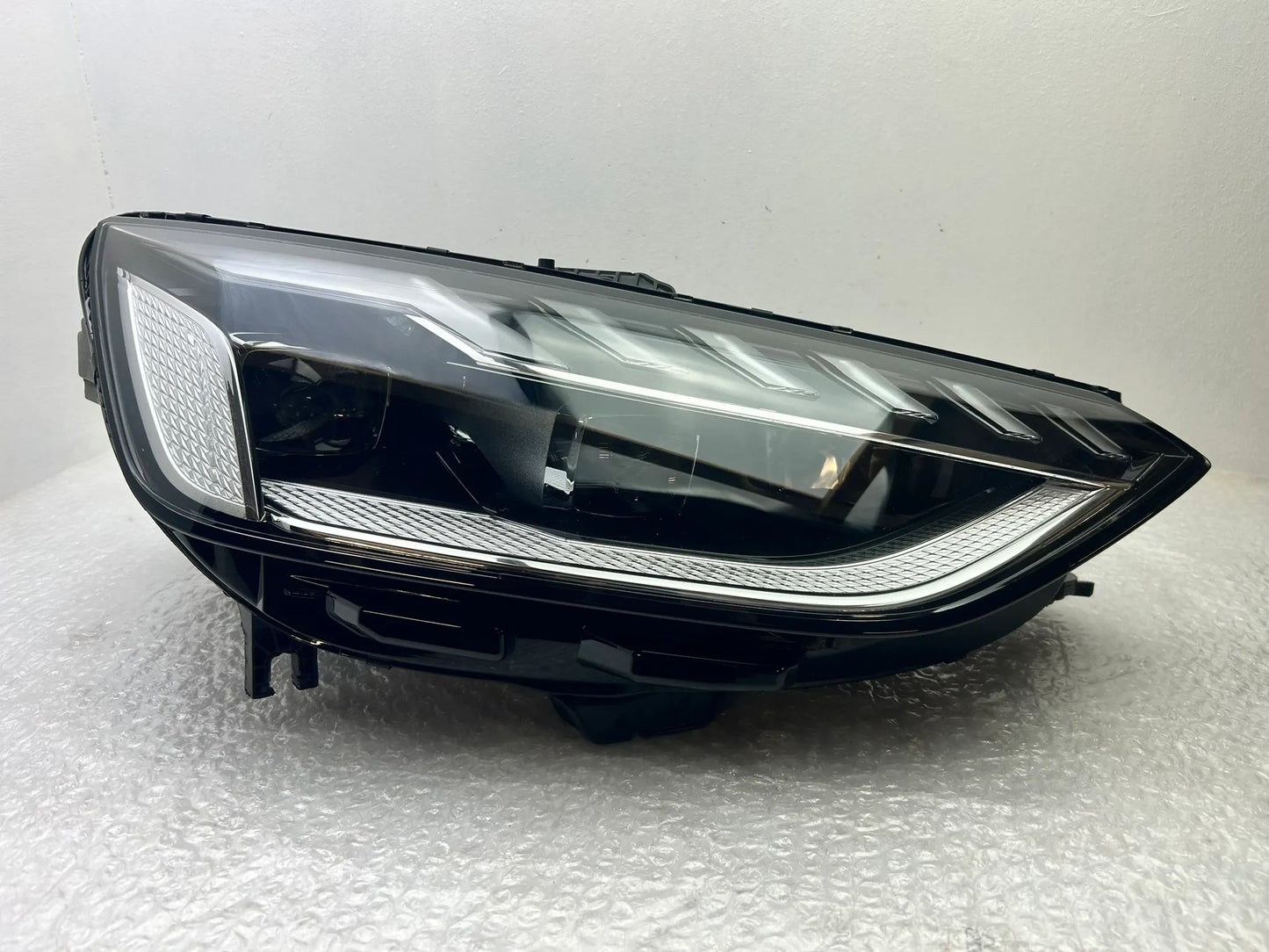 Original Audi A4 B9 8W LED Matrix Scheinwerfer rechts 8W0941036E