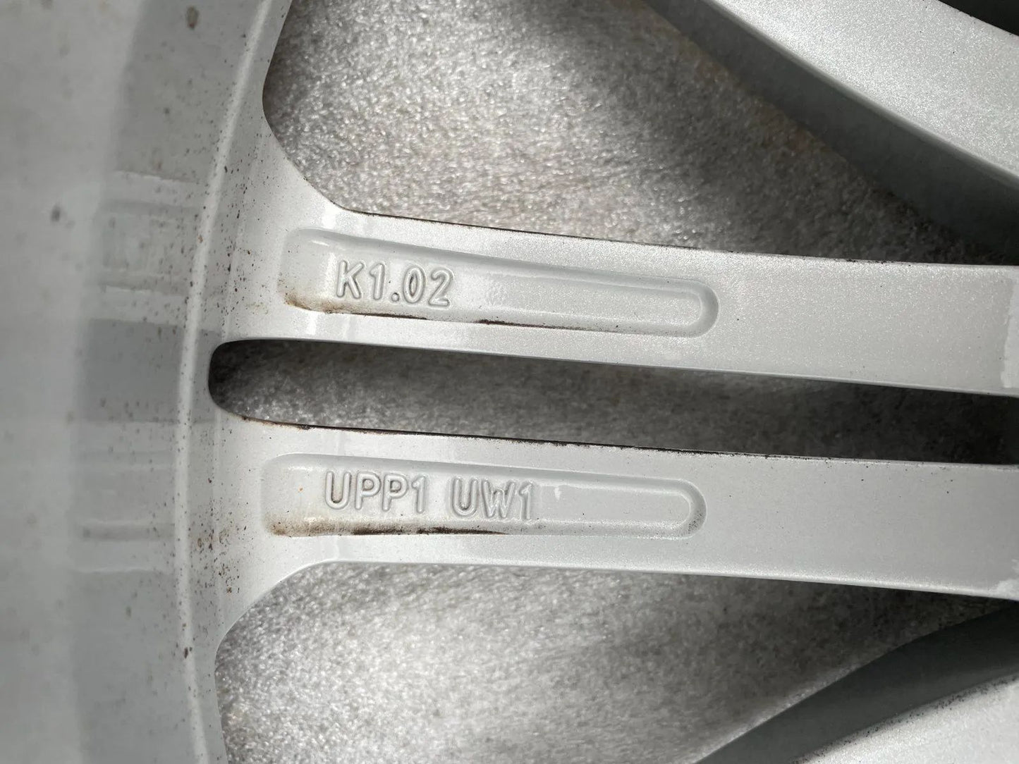 1x Audi A4 A5 B9 8W 8.5Jx18 Zoll ET29 / 8W0601025AJ