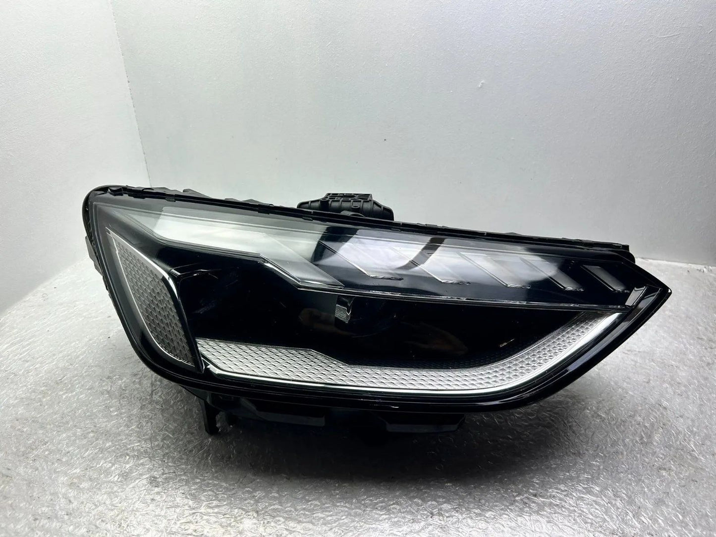 Original Audi A4 B9 8W LED Scheinwerfer rechts 8W0941036E